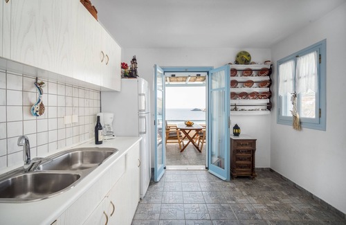 Serifos House | Holiday Home 'Psili Ammos' with Private Terrace, Balcony and Air Conditioning