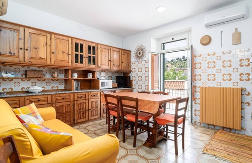 Dorgali House | Holiday Home 'Rachele' with Mountain View, Wi-Fi and Air Conditioning