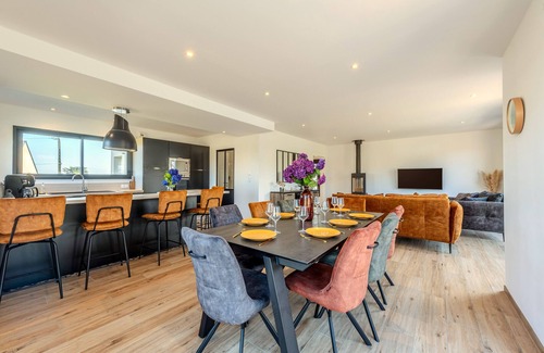 Plouguerneau House | Holiday Home 'Ti Braz Magnifique Maison Piscine' with Sea View, Private Pool and Wi-Fi