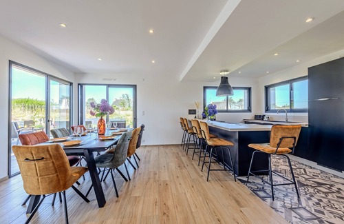 Plouguerneau House | Holiday Home 'Ti Braz Magnifique Maison Piscine' with Sea View, Private Pool and Wi-Fi