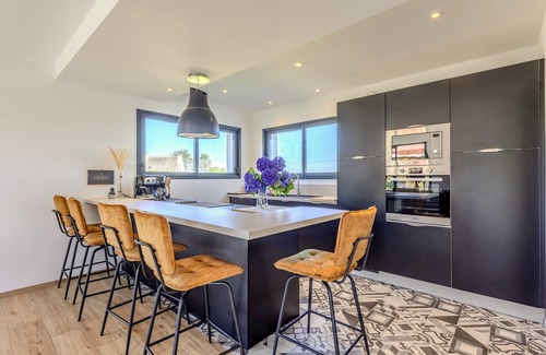 Plouguerneau House | Holiday Home 'Ti Braz Magnifique Maison Piscine' with Sea View, Private Pool and Wi-Fi