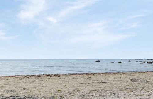 Falkvik House | Holiday Home Västra Näs by Interhome