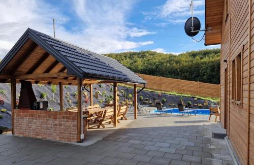 gmina Iwierzyce House | Holiday Home Wi niowa with Pool and Nature