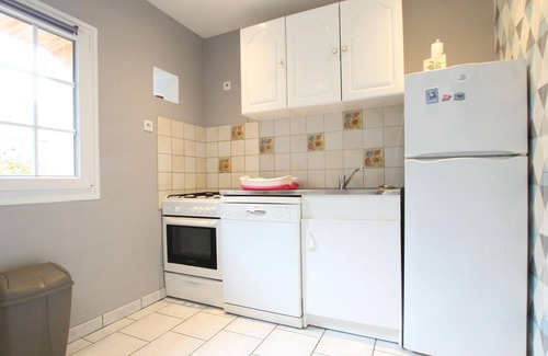 Saint-Marcouf Cottage | Holiday Home with Wi-Fi, Enclosed Garden and Pets Allowed in Saint-Marcouf