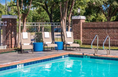 Addison Hotel | Holiday Inn and Suites Addison by IHG