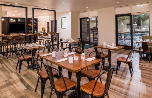 Addison Hotel | Holiday Inn and Suites Addison by IHG