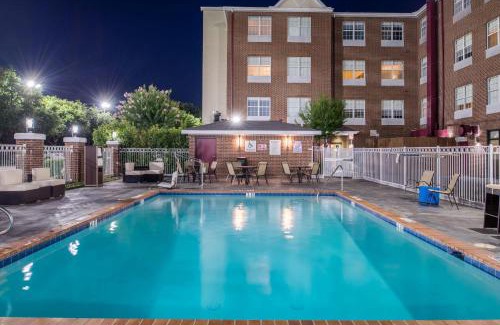 Addison Hotel | Holiday Inn and Suites Addison by IHG