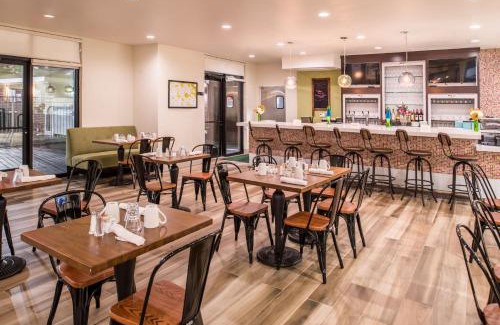 Addison Hotel | Holiday Inn and Suites Addison by IHG