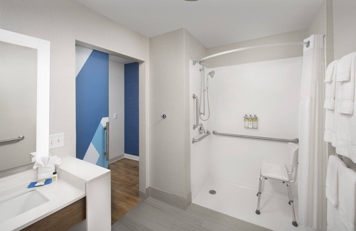 North Brunswick Hotel | Holiday Inn Express and Suites North Brunswick by IHG