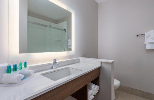 Edwardsville Hotel | Holiday Inn Express and Suites Edwardsville by IHG