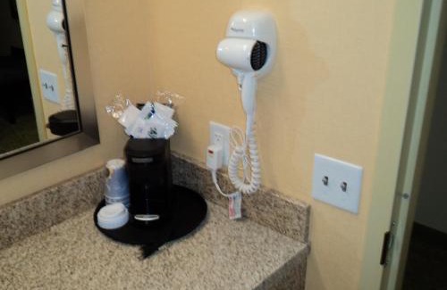 Dickson City Hotel | Holiday Inn Express and Suites Dickson City by IHG
