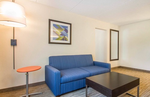 Colonie Hotel | Holiday Inn Express and Suites Albany Airport- Wolf Road by IHG