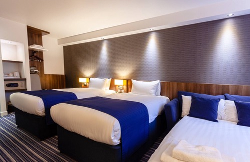 Longcroft Hotel | Holiday Inn Express Edinburgh Airport by IHG