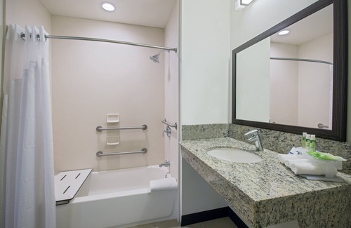 Historic Kailua Village Hotel | Holiday Inn Express Hotel & Suites Kailua-Kona by IHG