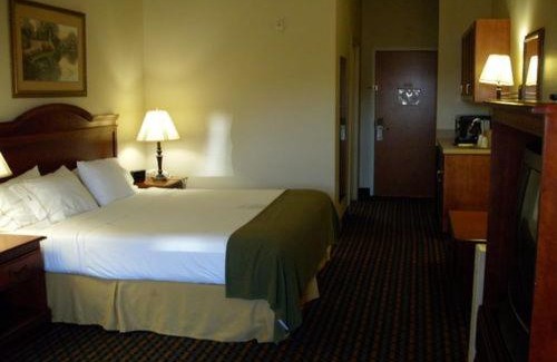 Laurinburg Hotel | Holiday Inn Express Hotel & Suites Laurinburg by IHG