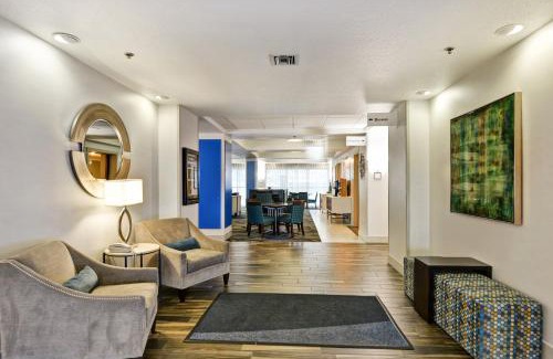 New Berlin Hotel | Holiday Inn Express Hotel & Suites Milwaukee-New Berlin by IHG