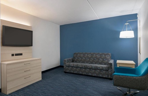 Norfolk - Virginia Beach Hotel | Holiday Inn Express Hotel & Suites Norfolk Airport by IHG