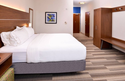 Champaign Hotel | Holiday Inn Express Hotel & Suites Urbana-Champaign by IHG