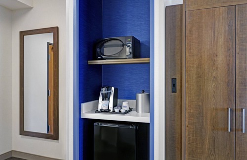 Newport Hotel | Holiday Inn Express Hotel & Suites NEWPORT by IHG