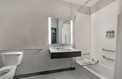 Newport Hotel | Holiday Inn Express Hotel & Suites NEWPORT by IHG