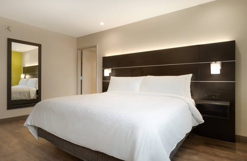 Queens Hotel | Holiday Inn Express Jamaica - JFK AirTrain - NYC by IHG