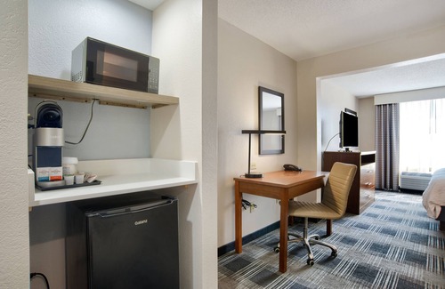 College Park Hotel | Holiday Inn Express Mobile I-65 by IHG