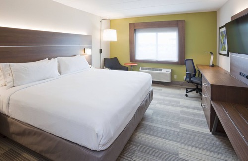 Roseville Hotel | Holiday Inn Express Roseville-St. Paul by IHG