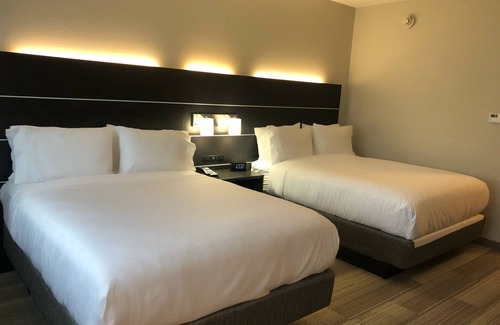 Warrensburg Hotel | Holiday Inn Express & Suites Warrensburg North by IHG