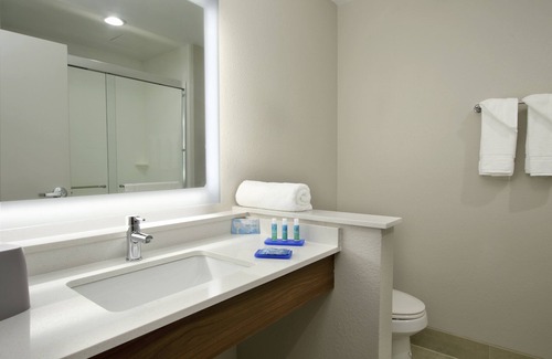 Columbus Hotel | Holiday Inn Express & Suites Columbus North by IHG