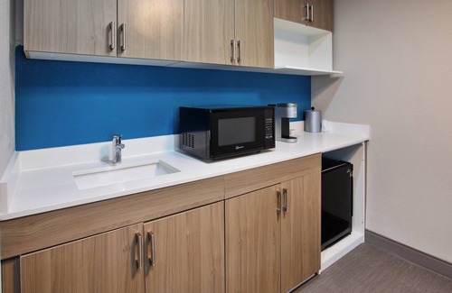 Colgate Hotel | Holiday Inn Express & Suites Milwaukee Nw Park Place by IHG