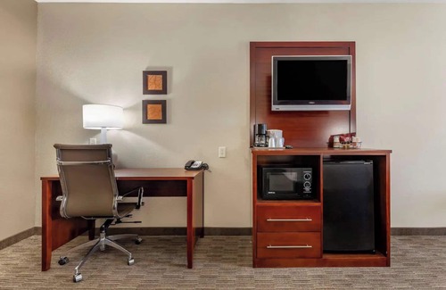 Colgate Hotel | Holiday Inn Express & Suites Milwaukee Nw Park Place by IHG
