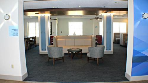 Plainview Hotel | Holiday Inn Express & Suites Plainview by IHG