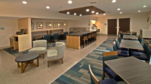 Haubstadt Hotel | Holiday Inn Express & Suites Evansville North by IHG