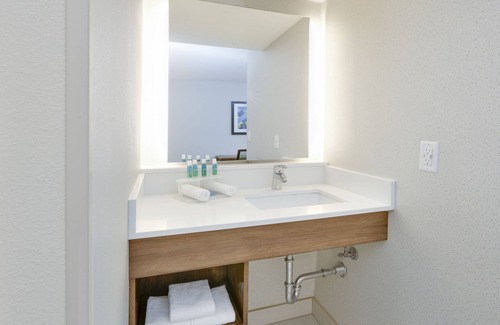 Las Colinas Hotel | Holiday Inn Express & Suites Irving Conv Ctr - Las Colinas by IHG