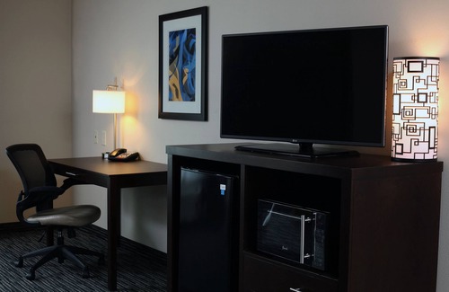 South Central Omaha Hotel | Holiday Inn Express & Suites Omaha South - Ralston Arena by IHG