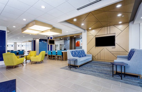 Tampa Hotel | Holiday Inn Express & Suites Tampa Stadium – Airport Area by IHG