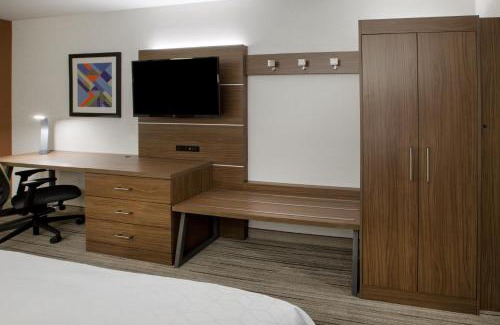 Lakeview Hotel | Holiday Inn Express & Suites Manassas by IHG
