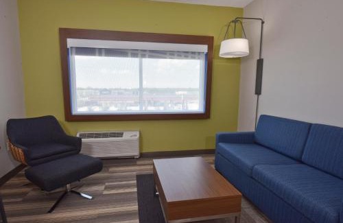 Southeast Orlando Hotel | Holiday Inn Express & Suites - Orlando - Southeast by IHG