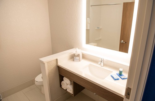 Warsaw Hotel | Holiday Inn Express & Suites Warsaw - E Center by IHG