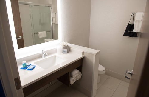 Warsaw Hotel | Holiday Inn Express & Suites Warsaw - E Center by IHG