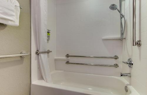 Villages of Palm Beach Lakes Hotel | Holiday Inn Express West Palm Beach Metrocentre by IHG