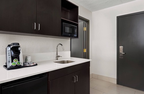 Albuquerque Hotel | Holiday Inn & Suites Albuquerque Airport by IHG