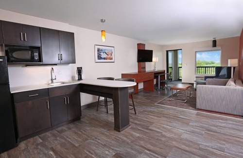Sioux Falls Hotel | Holiday Inn & Suites Sioux Falls - Airport by IHG