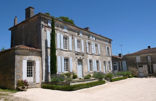 Les Metairies House | Holiday rental house with farmyard and garden near Cognac.