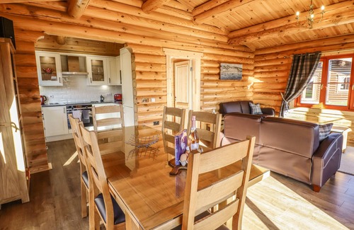 Castle Bytham Cottage | HOLLY LODGE, family friendly, with pool in Greetham, Rutland