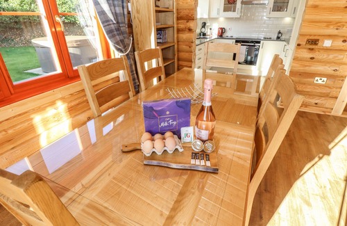 Castle Bytham Cottage | HOLLY LODGE, family friendly, with pool in Greetham, Rutland
