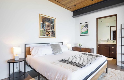 Hollywood Hills West Cottage | Hollywood Overlook by Avantstay Private Pool + Hot Tub Panoramic Views