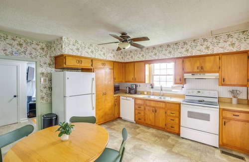 Cross Plains House | Home 9 Mi to Dtwn Springfield w/Porch & Yard!