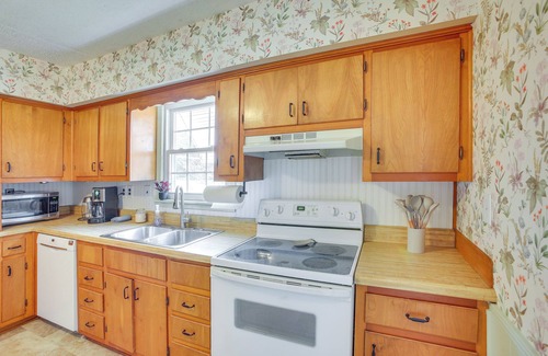 Cross Plains House | Home 9 Mi to Dtwn Springfield w/Porch & Yard!