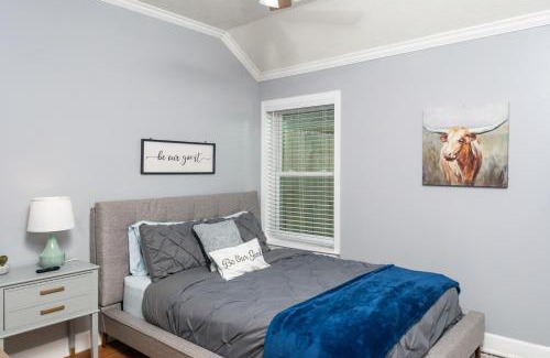 League City House | Home in League City, TX with firepit & grill